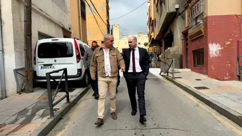 El delegado del Gobierno durante su visita este jueves a la barriada del Pr&iacute;ncipe _ Delegaci&oacute;n del Gobierno
