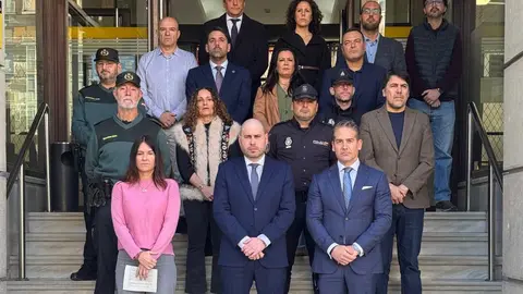 Minuto de silencio ante la Delegaci&oacute;n del Gobierno en recuerdo de Dolores, v&iacute;ctima de violencia de g&eacute;nero en Burgos