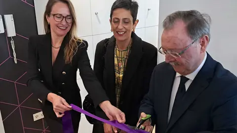 El presidente de la Ciudad, Juan Vivas, corta la cinta inaugural / C&eacute;sar Mart&iacute;n
