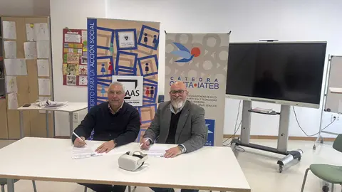 Firma del convenio entre la AECC y la C&aacute;tedra