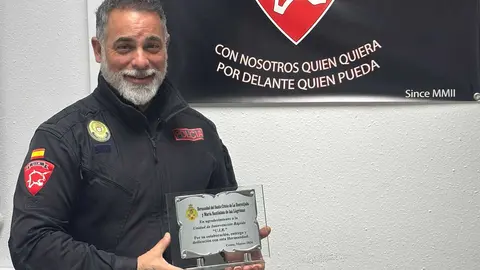 La Encrucijada entrega una placa de reconocimiento a la UIR tras su participaci&oacute;n en le V&iacute;a Crucis