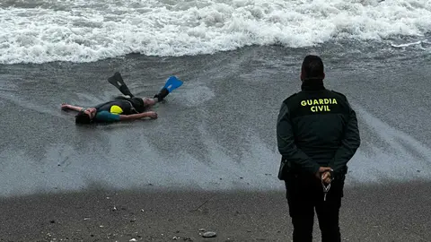Entrada a nado esta misma ma&ntilde;ana en la playa del Tarajal / Mohammed Ettouileb