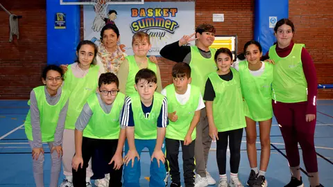 Jornada de convivencia de la mano de la Federaci&oacute;n de Baloncesto y 'Ceuta te Ense&ntilde;a'. Foto: Rafa B&aacute;ez