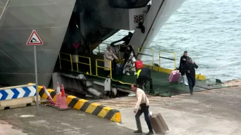 Pasajeros del Passi&oacute; per Formentera desembarcando por el garaje