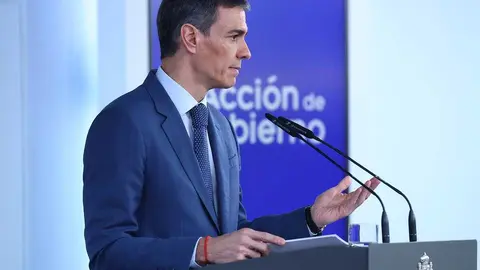 El presidente del Gobierno, Pedro S&aacute;nchez, comparece ante los medios de comunicaci&oacute;n tras el Consejo de Ministros extraordinario. | Pool Moncloa / Fernando Calvo