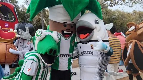 Caballati junto a las mascotas del Betis y el C&oacute;rdoba