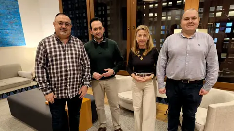 Los dirigentes de Vox junto al representante de la AUME en Ceuta / Vox