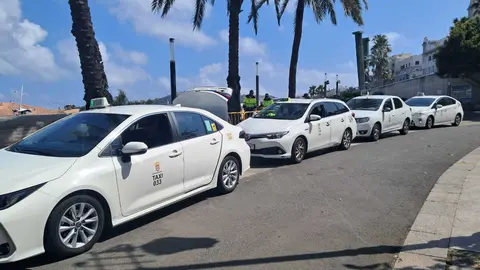 La ciudad se prepara para Semana Santa: la Gran V&iacute;a se prepara y los taxis van al Paseo de las Palmeras / C&eacute;sar Martin
