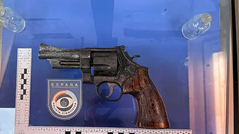 Revolver intervenido tras la detenci&oacute;n de los hermanos / Polic&iacute;a Nacional