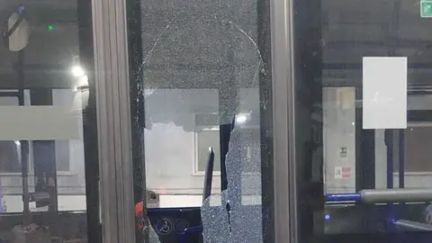 Apedrean un autob&uacute;s en la rotonda del Reina Sof&iacute;a: el cristal de la puerta, roto