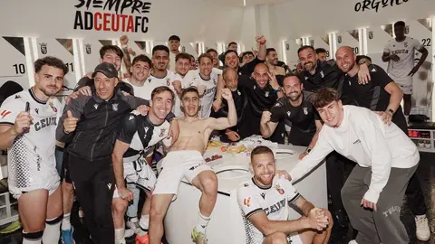 La plantilla del Ceuta celebra el triunfo ante el C&aacute;diz. Foto: AD Ceuta FC.