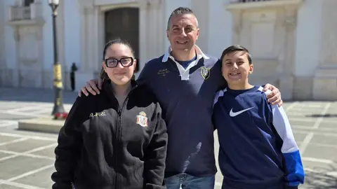 Ra&uacute;l Fern&aacute;ndez junto a sus hijos, Andrea y Ra&uacute;l / Laura Ortiz