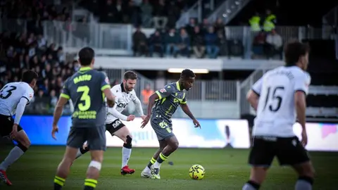 Bassinga controla el esf&eacute;rico durante el encuentro entre el Burgos CF y la AD Ceuta FC. Foto: Zaki