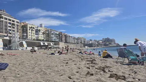 Ceuta se lanza al verano en abril: los 24 grados llenan las playas en busca de sol