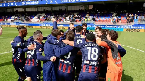 Jugadores del Eibar celebrando el &uacute;ltimo triunfo en Ipur&uacute;a. Foto: SD Eibar.
