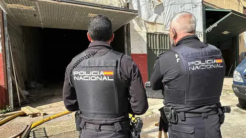 La Polic&iacute;a Nacional actuando en el narcot&uacute;nel / Mohamed Ettouileb