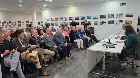 Una presentaci&oacute;n desarrollada por la CEOE Ceuta en la Biblioteca. Buena parte del empresariado ceut&iacute; se volver&aacute; a juntar el pr&oacute;ximo jueves, pero en el Muralla, para decidir qui&eacute;n les lidera los pr&oacute;ximos 4 a&ntilde;os./archivo
