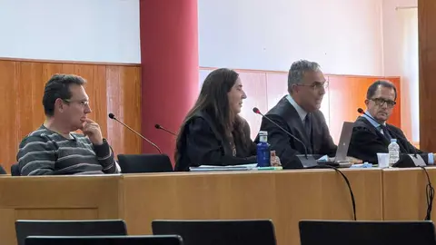  Por la izquierda, Alonso Miguel Gonz&aacute;lez, Inmaculada G&uuml;il, el abogado de la ciudad, Luis Ragel y el letrado de la acusaci&oacute;n particular, Javier Cabillas. 