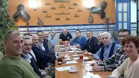 Reuni&oacute;n de la actividad 'Un caf&eacute;. un libro'