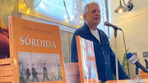  Emilio Carreira durante la presentaci&oacute;n de su nueva novela, 'S&oacute;rdida'. 