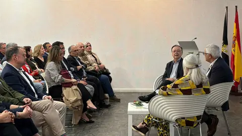 De su infancia a la pol&iacute;tica: el lado m&aacute;s personal de Vivas en una charla en Ceuta