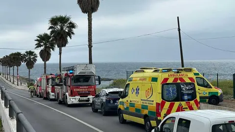 Rescate en la Puntilla: inmigrantes atrapados en las rocas obligan a intervenir a Polic&iacute;a, Bomberos y 061