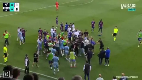 Tangana entre los jugadores del Huesca y el Zaragoza.