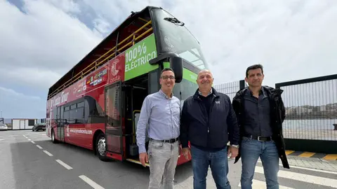El consejero de Turismo y parte de su equipo junto al nuevo autob&uacute;s tur&iacute;stico