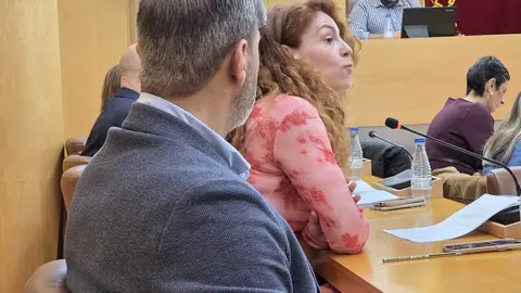  Mohamed Mustafa y Julia Ferreras durante el Pleno de este jueves./ L. Ortiz 