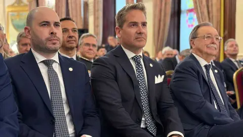  Karim Bulaix entre el delegado del Gobierno, Miguel &Aacute;ngel P&eacute;rez Triano y el presidente de la Ciudad, Juan Vivas en la celebraci&oacute;n institucional de los 120 a&ntilde;os de la C&aacute;mara de Comercio de Ceuta./Rafa B&aacute;ez 