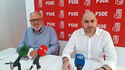 Miguel &Aacute;ngel P&eacute;rez Triano y Anton&iacute;o Coronil, en la presentaci&oacute;n de 10 Miradas sobre Ceuta / C&eacute;sar Mart&iacute;n