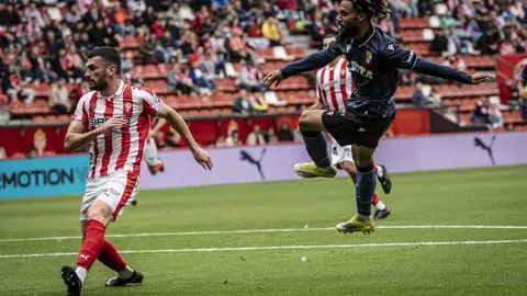 Konrad de la Fuente durante el Sporting - Ceuta. Foto: LaLiga.