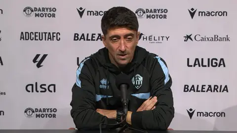 Pablo Hern&aacute;ndez en la sala de prensa del Alfonso Murube.