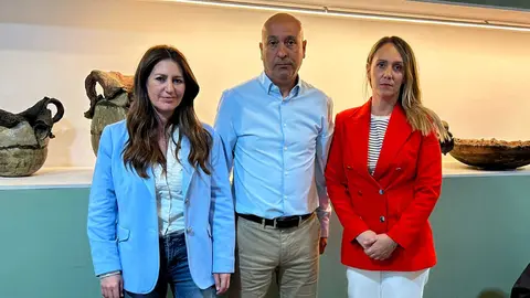 El representante de la AUGC junto a las eurodiputadas del PP este s&aacute;bado / AUGC