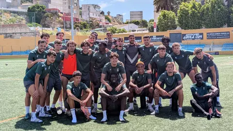 El filial de la AD Ceuta FC pide el apoyo de la afici&oacute;n para derrotar al Dos Hermanas en la ida del playoff. Foto: Rub&eacute;n B&aacute;ez
