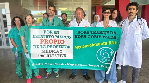 Concentraci&oacute;n de m&eacute;dicos en el HUCE / Mohamed Ettouileb