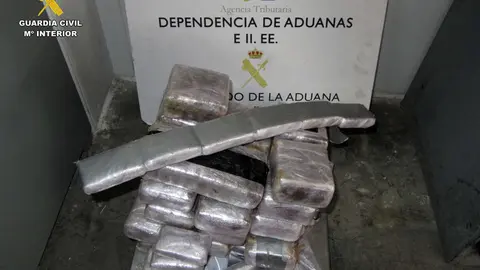 23 kilos de hach&iacute;s intervenidos en el puerto por la Guardia Civivl