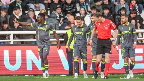 Bassinga celebrando un gol con la AD Ceuta FC en Liga Hypermotion. Foto: LaLiga.