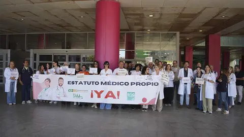 Concentraci&oacute;n de m&eacute;dicos ante el HUCE