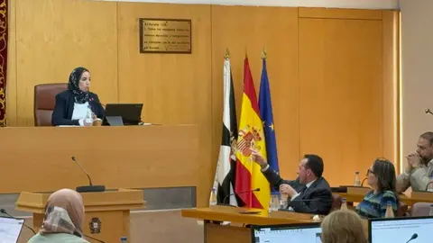 Duro cruce de acusaciones entre Fatima Hamed y Juan Sergio Redondo durante las propuestas de Ceuta Ya!