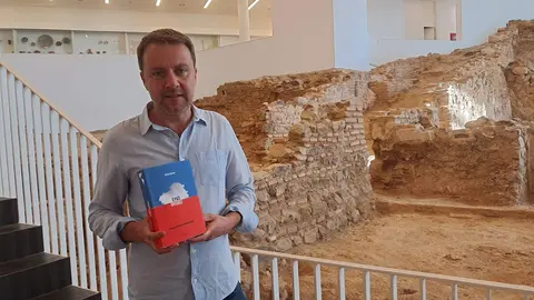 Presentaci&oacute;n de Arturo Lezcano por los actos del D&iacute;a de las Letras Gallega / C&eacute;sar Mart&iacute;n