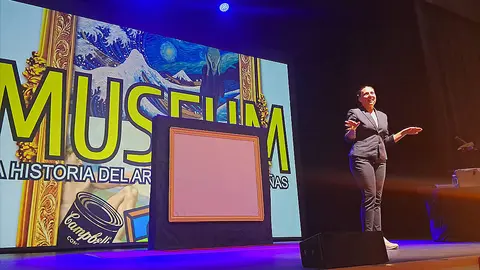 Espect&aacute;culo Museum en el Revell&iacute;n / C&eacute;sar Mart&iacute;n