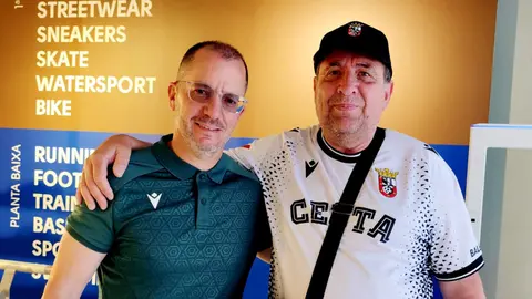 Jos&eacute; Juan Romero junto a Santi Tirado, aficionado de la AD Ceuta FC