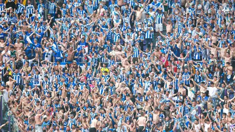 La afici&oacute;n del D&eacute;por celebra el ascenso en Zorrilla. Foto: RC Deportivo.