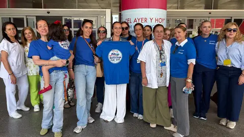 Los t&eacute;cnicos sanitarios se concentran a las puertas del HUCE / Alma Palomino
