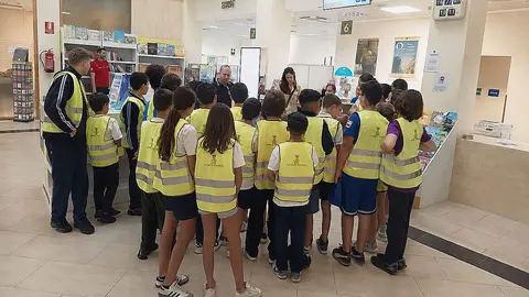 Alumnos del Andr&eacute;s Manj&oacute;n visitan Correos