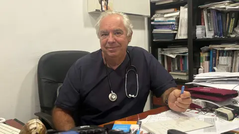 Alfonso Morey durante la entrevista en su cl&iacute;nica veterinaria / Alma Palomino