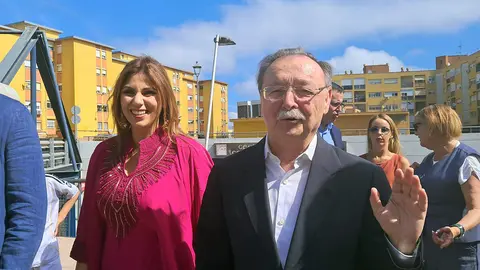 El presidente de la Ciudad y la Consejera de Sanidad, visitando el matadero m&oacute;vil en Santos Vilela / C&eacute;sar Mart&iacute;n