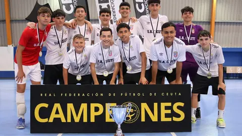 El Deportivo Uni&oacute;n &Aacute;frica Ceut&iacute;, campe&oacute;n de la Copa Auton&oacute;mica cadete de f&uacute;tbol sala. Foto: RFFCE.