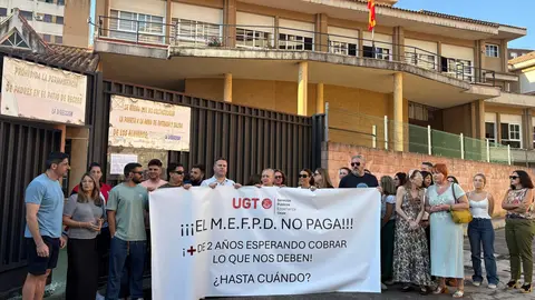Concentraci&oacute;n de los docentes de la concertada a las puertas del Colegio San Daniel / Alma Palomino